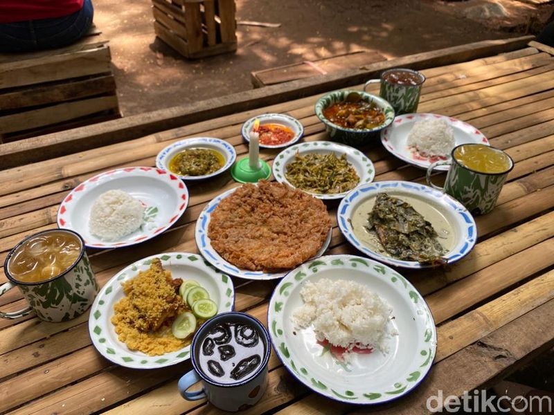 Asyiknya Makan Siang di Warung Tuman yang Ada di Tengah Kebun