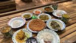 Asyiknya Makan Siang di Warung Tuman yang Ada di Tengah Kebun