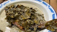 Salah satu menu andalannya di sini ada ikan nila calabalatuik. Ikan nila dipanggang dan dimasak dengan kuah santan kaya rempah serta daun pisang yang royal. Foto: dok.detikFood