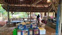  Di sini pengunjung bisa langsung memilih makanan yang mereka inginkan di dapur terbuka. Warung Tuman pertama kali berdiri di tahun 2019, didirikan oleh sang pemilik bernama Eko Sulistyanto. Foto: dok.detikFood