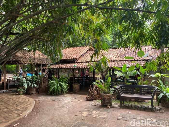 Asyiknya Makan Siang di Warung Tuman yang Ada di Tengah Kebun Asyiknya Makan Siang di Warung Tuman yang Ada di Tengah Kebun