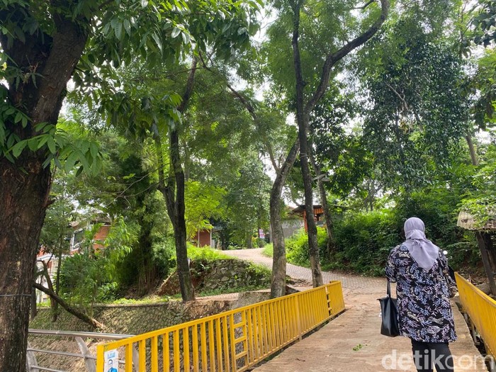 Asyiknya Makan Siang di Warung Tuman yang Ada di Tengah Kebun Asyiknya Makan Siang di Warung Tuman yang Ada di Tengah Kebun