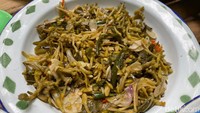 Terakhir ada menu tumis bunga pepaya yang jadi pelengkap di sini. Rasa pahit gurih membuat sayuran ini cocok disantap dengan hidangan lainnya. Pastikan datang ke Warung Tuman di bawah jam 10 pagi sebelum makanannya kehabisan.  Foto: dok.detikFood
