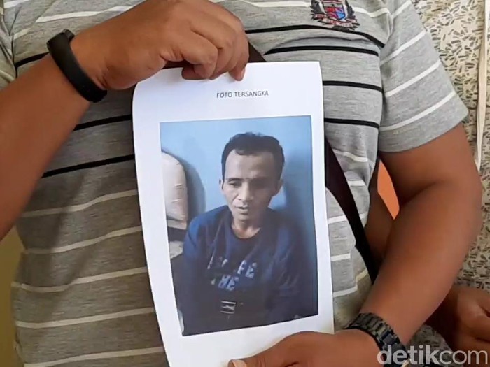 Bandar sabu, AH, ditembak mati karena melukai petugas dengan pisau. Satreskoba Polres Pasuruan menyebut, AH menguasai pasar sabu Pasuruan Selatan.