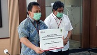Serah terima ambulans tersebut dilakukan oleh Wakil Presiden Direktur PT Toyota Motor Manufacturing Indonesia (TMMIN) Edward Otto Kanter dan Direktur Administrasi Korporasi dan Hubungan Eksternal Bob Azam kepada Bupati Bekasi Eka Supria Atmaja melalui daring.