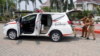 Dua orang staf Pemerintah Daerah (Pemda) Kabupaten Bekasi tengah mencoba penggunaan perlengkapan penanganan darurat untuk pasien yang dimiliki Kijang Innova Ambulans di depan Kantor Bupati Bekasi.