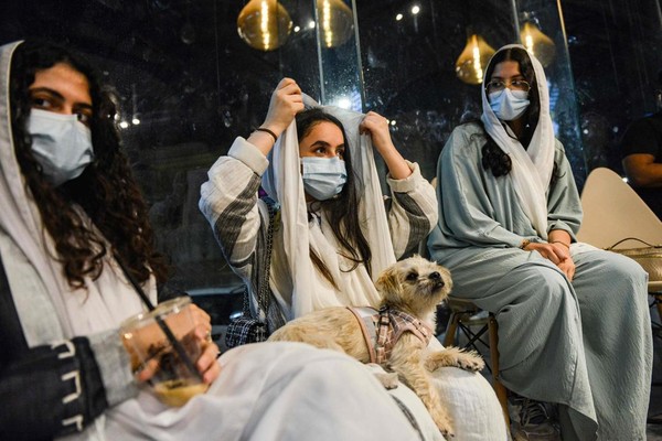 Para wanita-wanita ini asyik nongkrong bersama anjing-anjing peliharaan mereka di Barking Lot, Cafe Anjing pertama di Arab Saudi. Para wanita-wanita ini asyik nongkrong bersama anjing-anjing peliharaan mereka di Barking Lot, Cafe Anjing pertama di Arab Saudi.