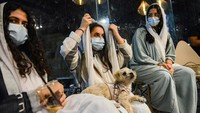 Para wanita-wanita ini asyik nongkrong bersama anjing-anjing peliharaan mereka di Barking Lot, Cafe Anjing pertama di Arab Saudi.