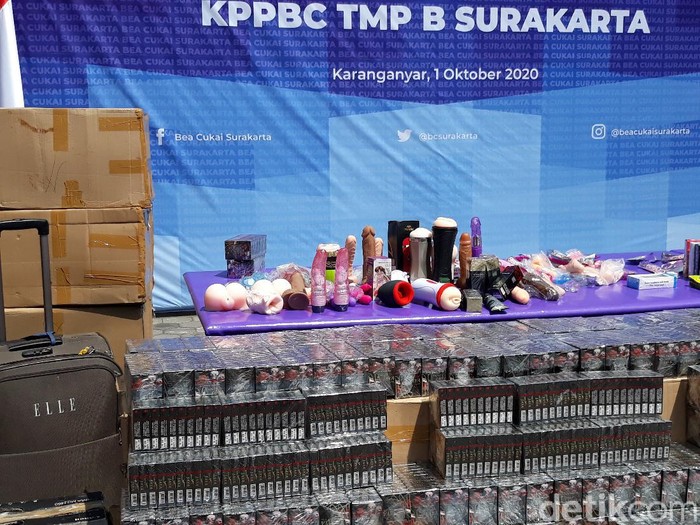 Bea cukai Solo musnahkan ratusan sex toys dan jutaan rokok, Kamis (1/10/2020).
