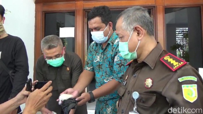 Beras bansos bercampur plastik kembali ditemukan di Purwakarta
