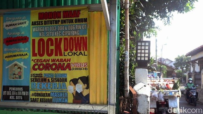 Mengantisipasi penularan virus Corona, gang di wilayah Cipayung, Jakarta Timur, ini ditutup, Kamis (01/10/2020). Warga dari luar kampung dilarang masuk.