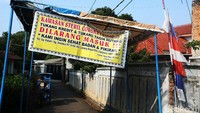 Ada juga spanduk yang melarang tukang kredit dan penagih hutang untuk masuk.