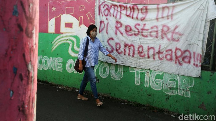 Cegah Virus Corona, Gang di Cipayung ini Lockdown Mengantisipasi penularan virus Corona, gang di wilayah Cipayung, Jakarta Timur, ini ditutup, Kamis (01/10/2020). Warga dari luar kampung dilarang masuk.