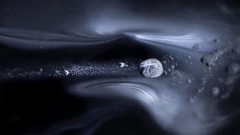 Anna Ulmestrand mengambil foto gelembung udara di dalam es dan didapuk menjadi juara kedua kategori Initimate Landscape. Foto: Anna Ulmestrand/Close Up Photographer of the Year