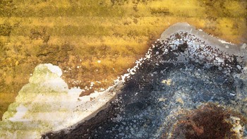 Besi berkarat yang difoto oleh Melanie Collie ini terlihat seperti lanskap pegunungan dan menjadi juara kedua kategori Manmade World. Foto: Melanie Collie/Close Up Photographer of the Year