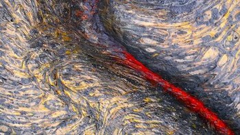 Mark James Ford menjuarai kategori Intimate Landscape dengan foto lava yang sedang membeku di Kalapana, Hawaii. Foto: Mark James Ford/Close Up Photographer of the Year