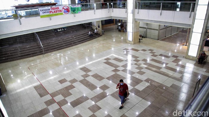 Geliat aktivitas di Mal Mangga Dua Square terdampak pandemi COVID-19. Meski begitu, sejumlah pedagang masih tetap berjualan untuk bertahan dari pandemi-resesi.