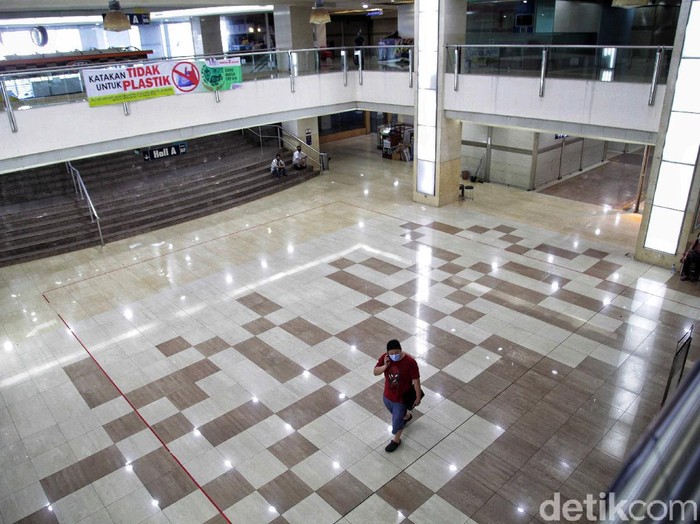 Geliat aktivitas di Mal Mangga Dua Square terdampak pandemi COVID-19. Meski begitu, sejumlah pedagang masih tetap berjualan untuk bertahan dari pandemi-resesi.