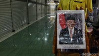 Tutupnya sejumlah toko di Mal Mangga Dua Square membuat pusat perbelanjaan yang biasanya ramai dengan aktivitas pedagang dan pembeli itu tampak lesu.