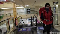 Selain itu, sejumlah pedagang pun tak hanya berjualan produk dagangannya di toko, mereka juga membuka toko online untuk menjaring pasar yang lebih luas. 