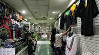 Beragam upaya dilakukan para pedagang agar tetap dapat bertahan dari pandemi COVID-19 serta resesi yang melanda Indonesia.