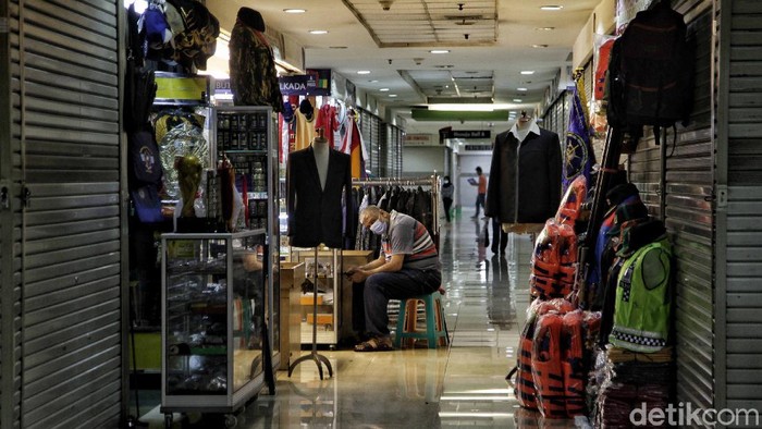 Geliat aktivitas di Mal Mangga Dua Square terdampak pandemi COVID-19. Meski begitu, sejumlah pedagang masih tetap berjualan untuk bertahan dari pandemi-resesi.