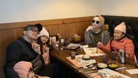 Makan malam bersama suami dan anak-anak dilakukan di restoran. Momen ini menjadikan keluarga dr. Gladys tampil harmonis. Foto: instagram @rezagladys