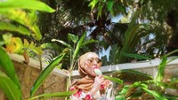 Selain aktif sebagai dokter, Gladys juga senang hangout sambil makan seru. Di siang hari, Gladys memilih santai sambil menikmati es krim. Slurp! Foto: instagram @rezagladys