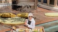 Sarapan di kolam renang jadi agenda saat liburan. Nasi goreng, pancake, pastry hingga buah potong jadi menu sarapannya. Wah makannya banyak nih. Foto: instagram @rezagladys