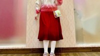 Segelas minuman tengah asyik dinikmati dr. Gladys. Minuman manis warna hijau ini dipilih jadi pelega tenggorokan. Foto: instagram @rezagladys