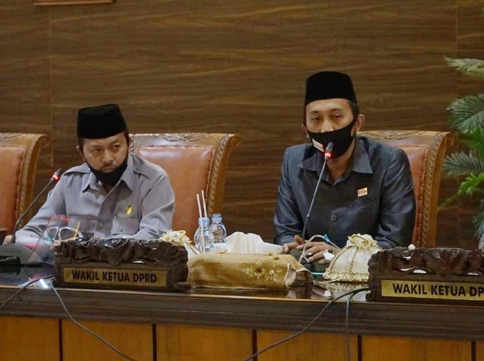 Di tengah pandemi COVID-19, Pemkab Nganjuk membuat pengadaan mobil Alphard senilai Rp 2,6 miliar. DPRD setempat menyebut, saran dewan tidak dipakai.