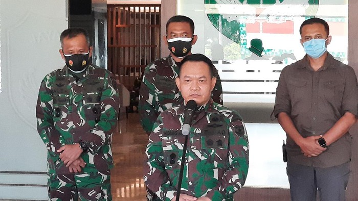 Pangdam Jaya Mayjen TNI Dudung Abdurachman menggelar jumpa pers terkait acara tabur bunga Gatot Nurmantyo cs di TMP Kalibata.
