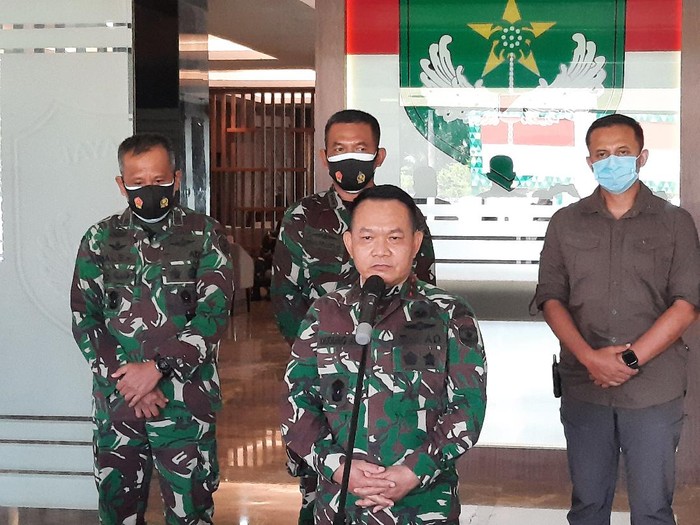 Pangdam Jaya Mayjen TNI Dudung Abdurachman menggelar jumpa pers terkait acara tabur bunga Gatot Nurmantyo cs di TMP Kalibata.