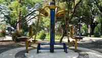 Keberadaan sejumlah alat fitness di taman tersebut yang sebelumnya disediakan untuk memfasilitasi masyarakat yang hendak berolahraga kini kondisinya tampak memprihatinkan karena tak mendapat perawatan yang maksimal.