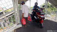 Adanya pemotor yang melintas tentu membahayakan bagi pejalan kaki maupun pengendara motor itu sendiri.