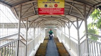 Di JPO sendiri telah dipasangi larangan untuk para pemotor yang ingin melintas.