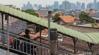 Aksi melintas di JPO ini diketahui telah terjadi bertahun-tahun, namun hingga kini aksi membahayakan tersebut tetap terjadi setiap harinya.