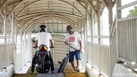 Pejalan kaki atau pesepeda bahkan harus menepi saat pemotor melintas.