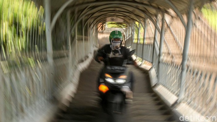 Duh, Pemotor Kembali Jajah JPO Rawajati JPO sedianya diperuntukan bagi para pejalan kaki. Namun JPO Rawajati, Jakarta, kerap diserobot pemotor untuk memotong jarak.