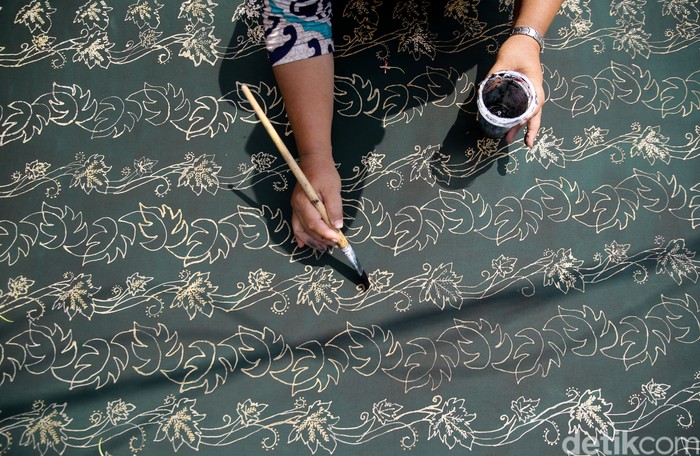 Sejumlah ibu di Tangerang memproduksi batik berbagai tema. Tak hanya hasilkan cuan, kegiatan itu juga jadi cara melestarikan kesenian batik kebanggan Indonesia.