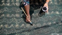 Ada beragam produk batik yang diproduksi di sana.