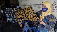 Ibu-ibu yang memproduksi batik Kampung Batik Makarya pun tampak mengenakan masker sebagai salah satu protokol kesehatan guna mencegah penyebaran virus Corona.