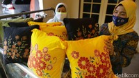 Penampakan sarung bantal hasil produksi di Kampung Batik Makarya. Harga yang dibanderol untuk beragam produk batik di sana pun beragam mulai dari Rp 75 ribu hingga Rp 500 ribu.  