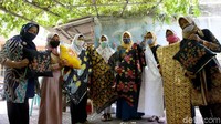 Motif yang unik karena mengusung tema Kota Tangerang membuat batik buatan ibu-ibu ini cukup diminati oleh masyarakat. Tak jarang mereka mendapat orderan untuk memproduksi seragam-seragam dinas hingga kelurahan.