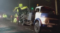 Bus pariwisata tersebut baru berhenti setelah terjun ke parit bersama mikrobus. Tiga orang tewas, salah seorang di antaranya pengendara sepeda motor. Korban meninggal dunia dan luka berat telah dievakuasi dan dibawa ke RSUD Wonosobo. Sedangkan para korban luka ringan dibawa ke Puskesmas Garung. Hingga malam hari, proses evakuasi masih terus dilakukan. Foto: Istimewa