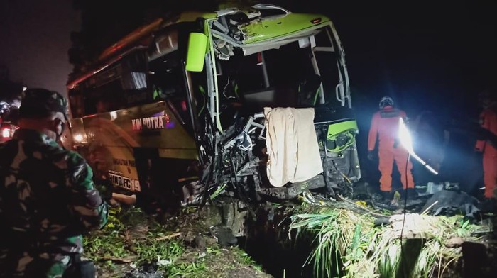 Foto: 3 Orang Tewas dalam Kecelakaan Maut 6 Kendaraan di Wonosobo Kecelakaan beruntun lima kendaraan di Wonosobo, Rabu (30/9/2020).
Kecelakaan maut yang melibatkan enam kendaraan di Kabupaten Wonosobo, Jawa Tengah, Rabu (30/9/2020).