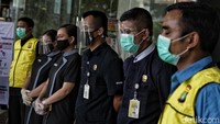 Ini bagian dari gerakan Pendisiplinan Lawan COVID-19 di kawasan Apartemen Ancol Mansion, Jakarta Utara.