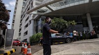 Menurut keterangan petugas, saat ini di kawasan apartemen Ancol Mansion telah melibatkan masyarakat khususnya para pegawai kebersihan dan resepsionis untuk menegakan penerapan protokol kesehatan.