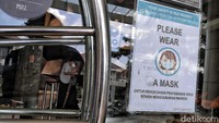 Mereka wajib memakai masker di area publik.
