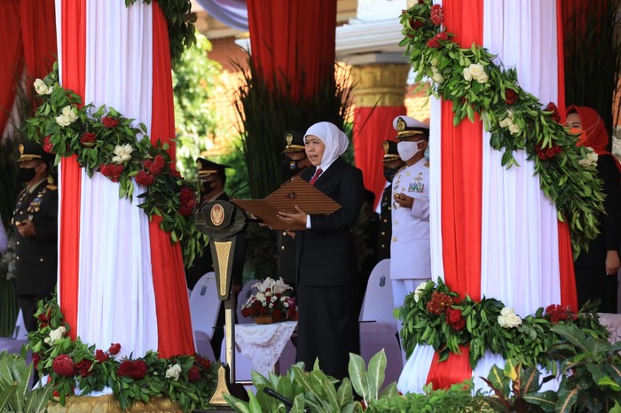 Gubernur Jawa Timur Khofifah Indar Parawansa saat memperingati Hari Kesaktian Pancasila di Gedung Negara Grahadi, Kamis (2/10/2020).